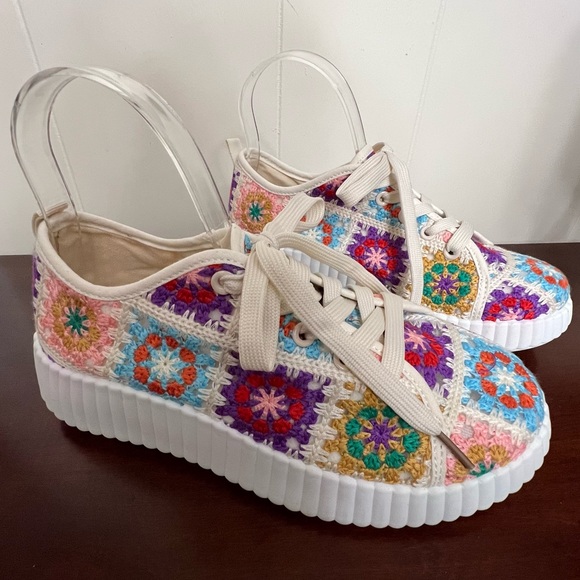 Taxi crochet platform sneaker  colorful boho bohemian grandma patch 7.5 NWOT - Picture 6 of 10
